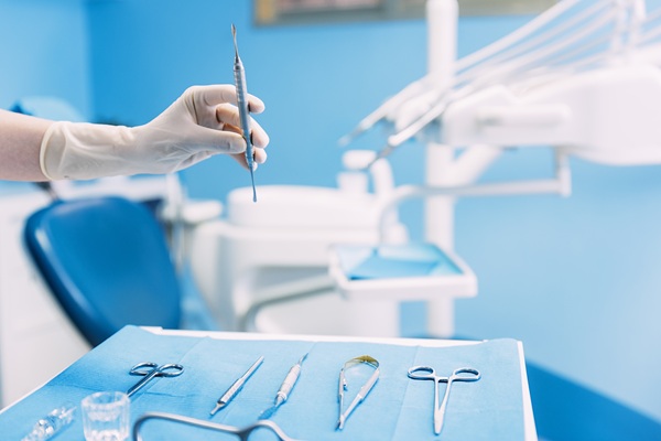 Complications To Watch For After A Tooth Extraction